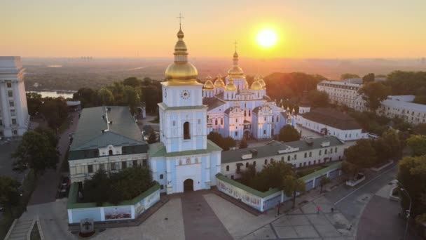 Flygfoto över St Michaels Golden-Domed kloster på morgonen. Kiev, Ukraina — Stockvideo