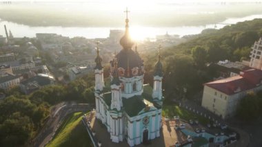 Şafakta St. Andrews Kilisesi 'nde. Kyiv, Ukrayna. Yavaş çekim