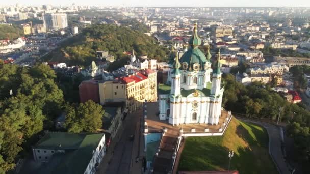 夜明けに聖アンドリュース教会.ウクライナのキエフ。スローモーション — ストック動画