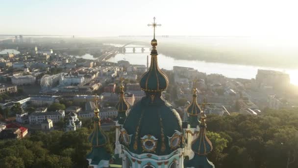 Iglesia de San Andrés al amanecer. Kiev, Ucrania. Movimiento lento — Vídeo de stock