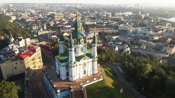 Церква святого Андрія на світанку. Київ, Україна. Повільний рух — стокове відео