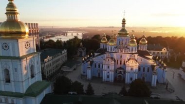 Kyiv, Ukrayna: St. Michaels Altın Kubbe Manastırı sabah. Yavaş çekim