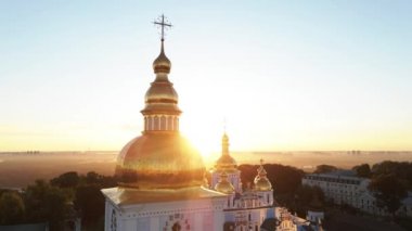 Kyiv, Ukrayna: St. Michaels Altın Kubbe Manastırı sabah. Yavaş çekim