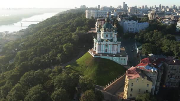 Iglesia de San Andrés al amanecer. Kiev, Ucrania. Movimiento lento — Vídeo de stock