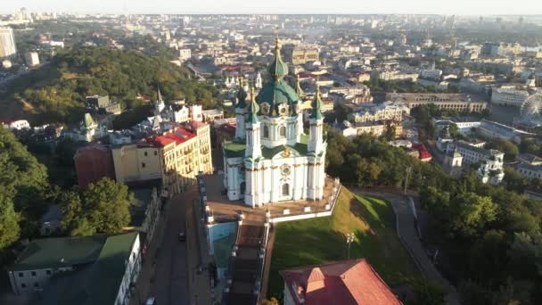 St. Andrews Kerk bij zonsopgang. Kiev, Oekraïne. Langzame beweging — Stockvideo
