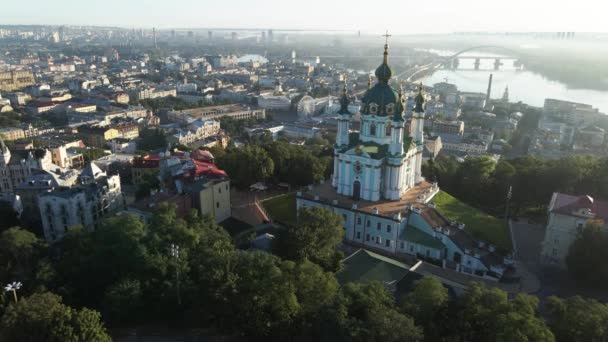 Церковь Святого Эндрюса на рассвете. Киев, Украина. Медленное движение — стоковое видео