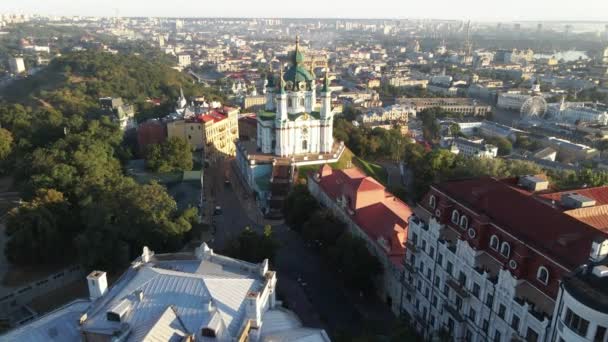 Iglesia de San Andrés al amanecer. Kiev, Ucrania. Movimiento lento — Vídeos de Stock