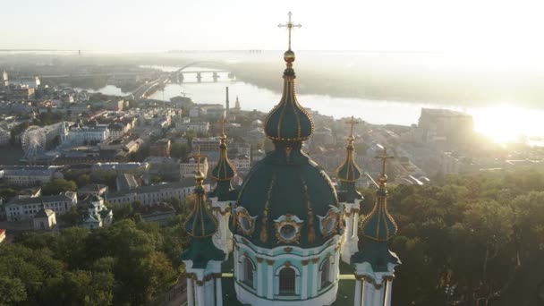夜明けに聖アンドリュース教会.ウクライナのキエフ。スローモーション — ストック動画