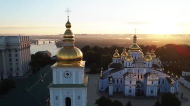 Kyiv, Ukrayna: St. Michaels Altın Kubbe Manastırı sabah. Yavaş çekim