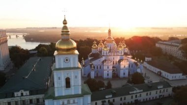 Kyiv, Ukrayna: St. Michaels Altın Kubbe Manastırı sabah. Yavaş çekim