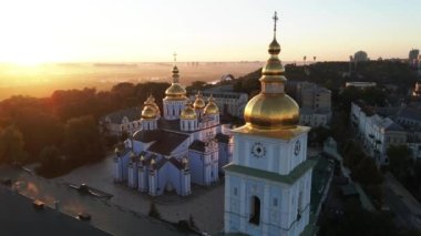Kyiv, Ukrayna: St. Michaels Altın Kubbe Manastırı sabah. Yavaş çekim