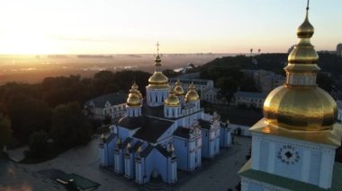 Kyiv, Ukrayna: St. Michaels Altın Kubbe Manastırı sabah. Yavaş çekim