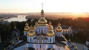 Kyiv, Ukrayna: St. Michaels Altın Kubbe Manastırı sabah. Yavaş çekim
