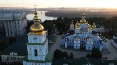 Kyiv, Ukrayna: St. Michaels Altın Kubbe Manastırı sabah. Yavaş çekim
