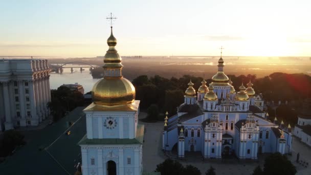 Kiev, Ucrania: St. Michaels Golden-Domed Monastery por la mañana. Movimiento lento — Vídeos de Stock