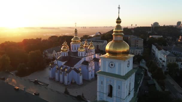Kiev, Ucrania: St. Michaels Golden-Domed Monastery por la mañana. Movimiento lento — Vídeos de Stock