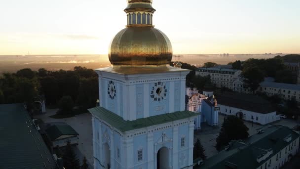 Kiev, Ucrania: St. Michaels Golden-Domed Monastery por la mañana. Movimiento lento — Vídeos de Stock