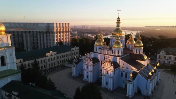 Kiev, Ucrânia: Mosteiro de São Miguel Cúpula Dourada pela manhã. Movimento lento — Vídeo de Stock