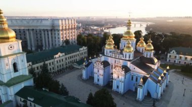 Kyiv, Ukrayna: St. Michaels Altın Kubbe Manastırı sabah. Yavaş çekim
