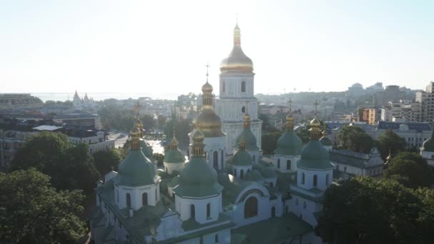 Kostel sv. Sofie ráno za úsvitu. Kyjev. Ukrajina. Letecký pohled, zpomalený pohyb — Stock video