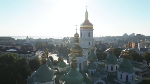 St. Sophia Kirche am Morgen in der Morgendämmerung. Kiew. Ukraine. Luftaufnahme, Zeitlupe — Stockvideo