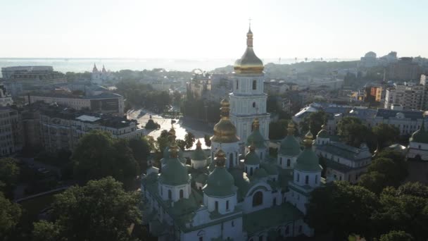 St. Sophia Kirche am Morgen in der Morgendämmerung. Kiew. Ukraine. Luftaufnahme, Zeitlupe — Stockvideo