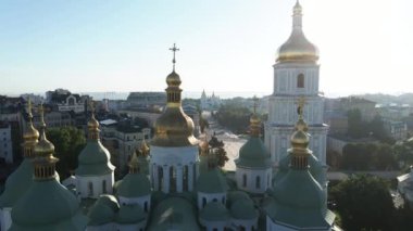 Sabahın köründe Aziz Sophia Kilisesi 'nde. Kyiv. Ukrayna. Hava görüntüsü, yavaş çekim