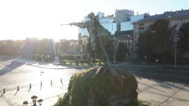 Kyiv, Ukrayna: Şafak vakti Bogdan Khmelnitsky anıtı. Hava görüntüsü. Yavaş çekim