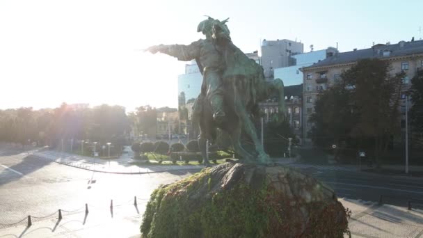 Kiev, Ukraina: Monument över Bogdan Khmelnitskij på morgonen i gryningen. Flygfoto. Långsamma rörelser — Stockvideo