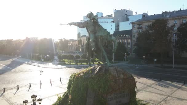 Kiev, Ucrania: Monumento a Bogdan Khmelnitsky por la mañana al amanecer. Vista aérea. Movimiento lento — Vídeos de Stock