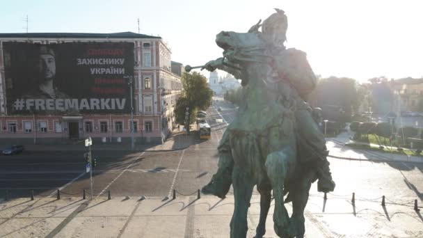 Kijev, Ukrajna: Emlékmű Bogdan Khmelnitsky reggel hajnalban. Légi felvétel. Lassú mozgás. — Stock videók
