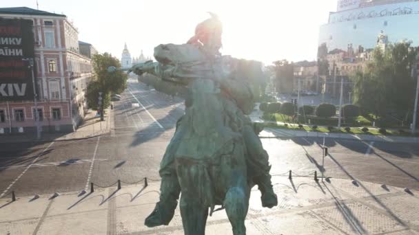 Kiev, Oekraïne: Monument voor Bogdan Khmelnitsky in de ochtend bij dageraad. Luchtfoto 's. Langzame beweging — Stockvideo