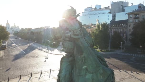 Kiev, Ucrania: Monumento a Bogdan Khmelnitsky por la mañana al amanecer. Vista aérea. Movimiento lento — Vídeo de stock