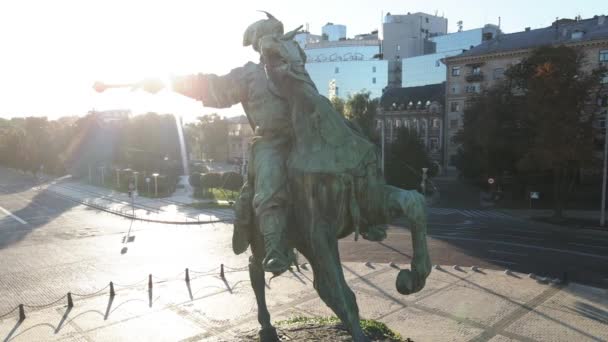 Kijów, Ukraina: Pomnik Bogdana Chmielnickiego rano o świcie. Widok z lotu ptaka. Zwolniony ruch — Wideo stockowe