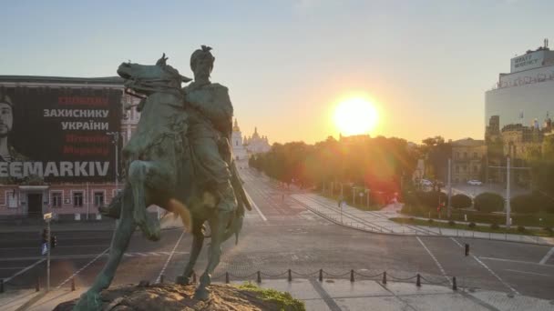 Kiev, Oekraïne: Monument voor Bogdan Khmelnitsky in de ochtend bij dageraad. Luchtzicht. — Stockvideo