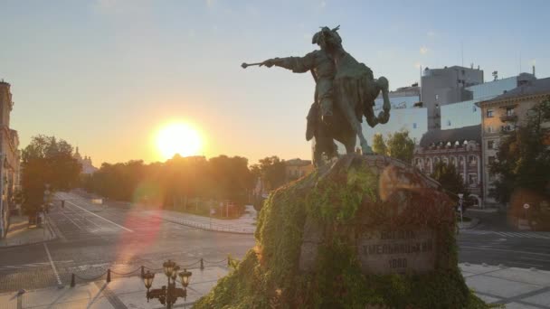 Kiev, Ukraina: Monument över Bogdan Khmelnitskij på morgonen i gryningen. Flygbild. — Stockvideo