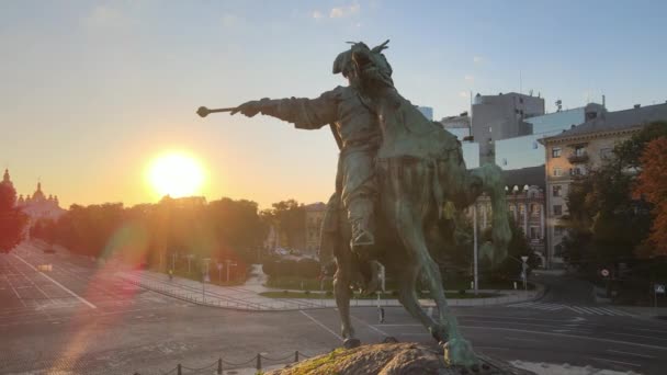 Kiev, Ucrania: Monumento a Bogdan Khmelnitsky por la mañana al amanecer. Vista aérea. — Vídeo de stock