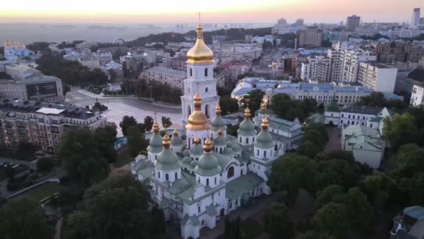 Kostel sv. Sofie ráno za úsvitu. Kyjev. Ukrajina. Letecký pohled — Stock video