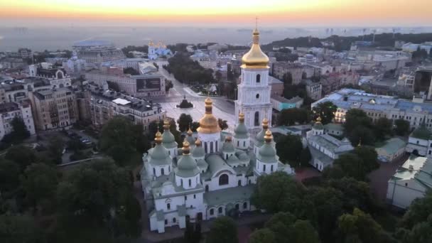Kostel sv. Sofie ráno za úsvitu. Kyjev. Ukrajina. Letecký pohled — Stock video