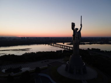 Sabah Anavatan Anıtı. Kyiv, Ukrayna. Hava görünümü