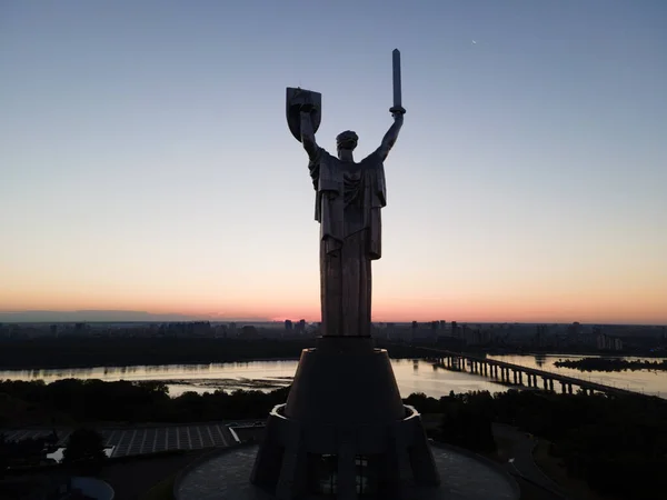 Μνημείο Μητέρα Πατρίδα το πρωί. Κίεβο, Ουκρανία. Αεροφωτογραφία — Φωτογραφία Αρχείου