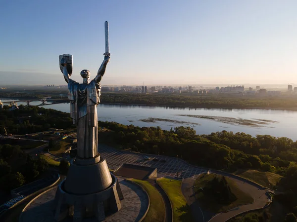 Monument Patrie dans la matinée. Kiev, Ukraine. Vue aérienne — Photo