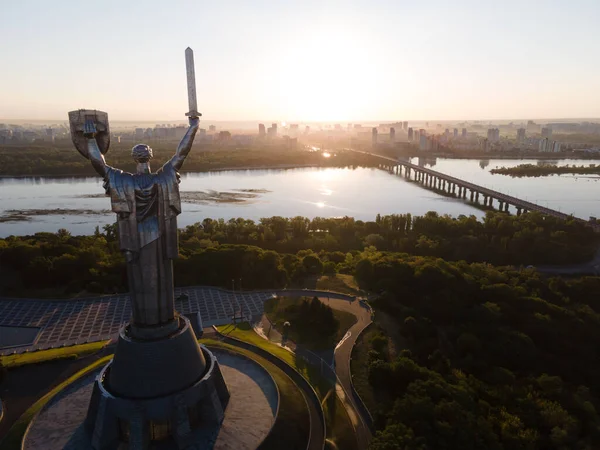 Monument Patrie dans la matinée. Kiev, Ukraine. Vue aérienne — Photo