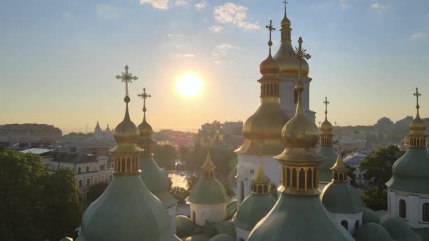 St. Sophia Kirche am Morgen in der Morgendämmerung. Kiew. Ukraine. Luftaufnahme — Stockvideo