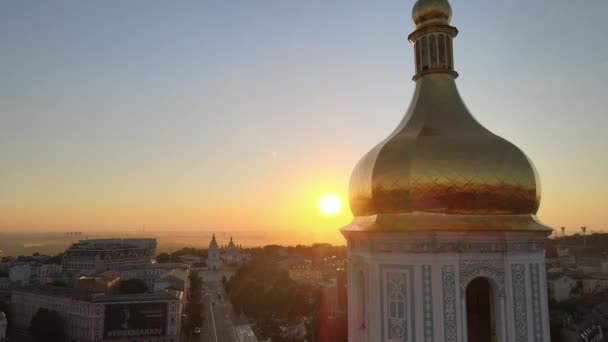 夜明けに聖ソフィア教会。キエフ。ウクライナだ。空中風景 — ストック動画