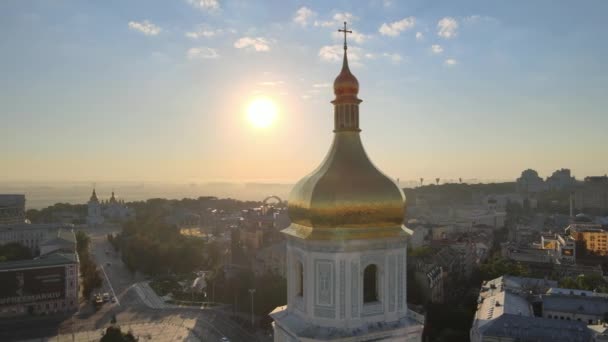 St. Sophia Kirche am Morgen in der Morgendämmerung. Kiew. Ukraine. Luftaufnahme — Stockvideo