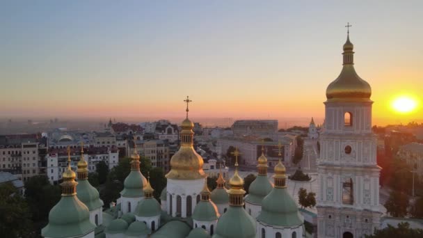 St. Sophia Kirche am Morgen in der Morgendämmerung. Kiew. Ukraine. Luftaufnahme — Stockvideo