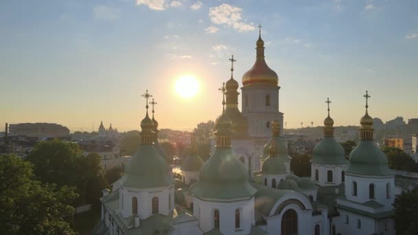 St. Sophia kerk in de ochtend bij zonsopgang. Kiev. Oekraïne. Luchtzicht — Stockvideo