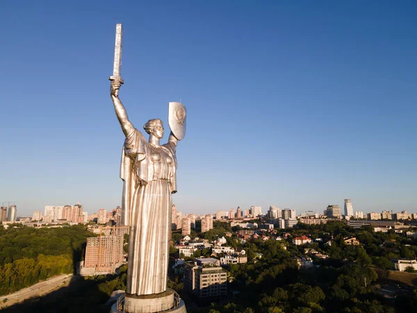 Monument Patrie dans la matinée. Kiev, Ukraine. Vue aérienne — Photo