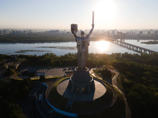 Sabah Anavatan Anıtı. Kyiv, Ukrayna. Hava görünümü